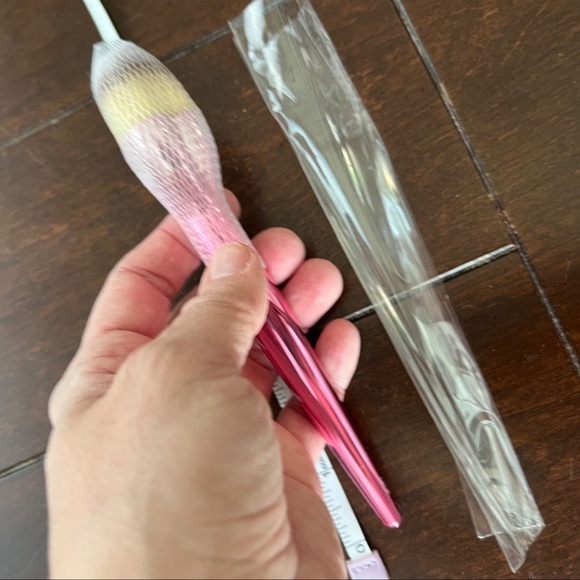 IT Love Foundation Makeup Brush | Cosmetics ~NEW~ - Picture 5 of 11